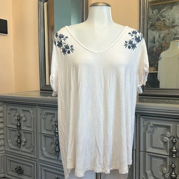 American Eagle Outfitters Tops - American Eagle outfitters large white soft sexy tee embroidered floral shoulder